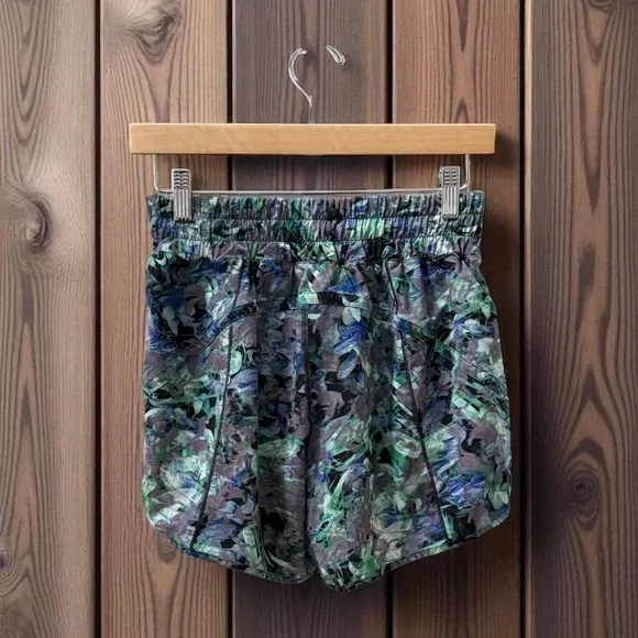 Women’s Lululemon High Waisted Running Shorts! ! Size 6! - Picture 4 of 7